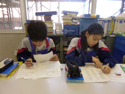 感想を書く様子。2日間お疲れ様でした!